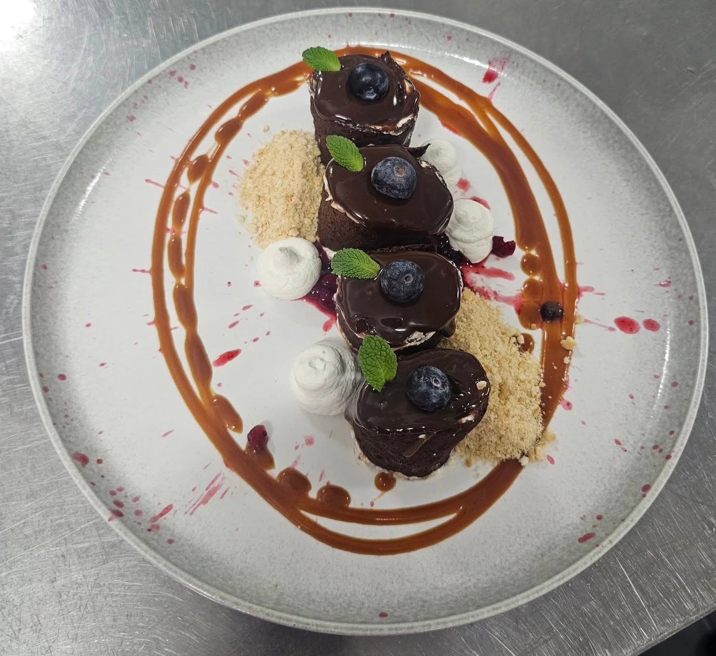 Desert de ciocolată cu fructe de pădure